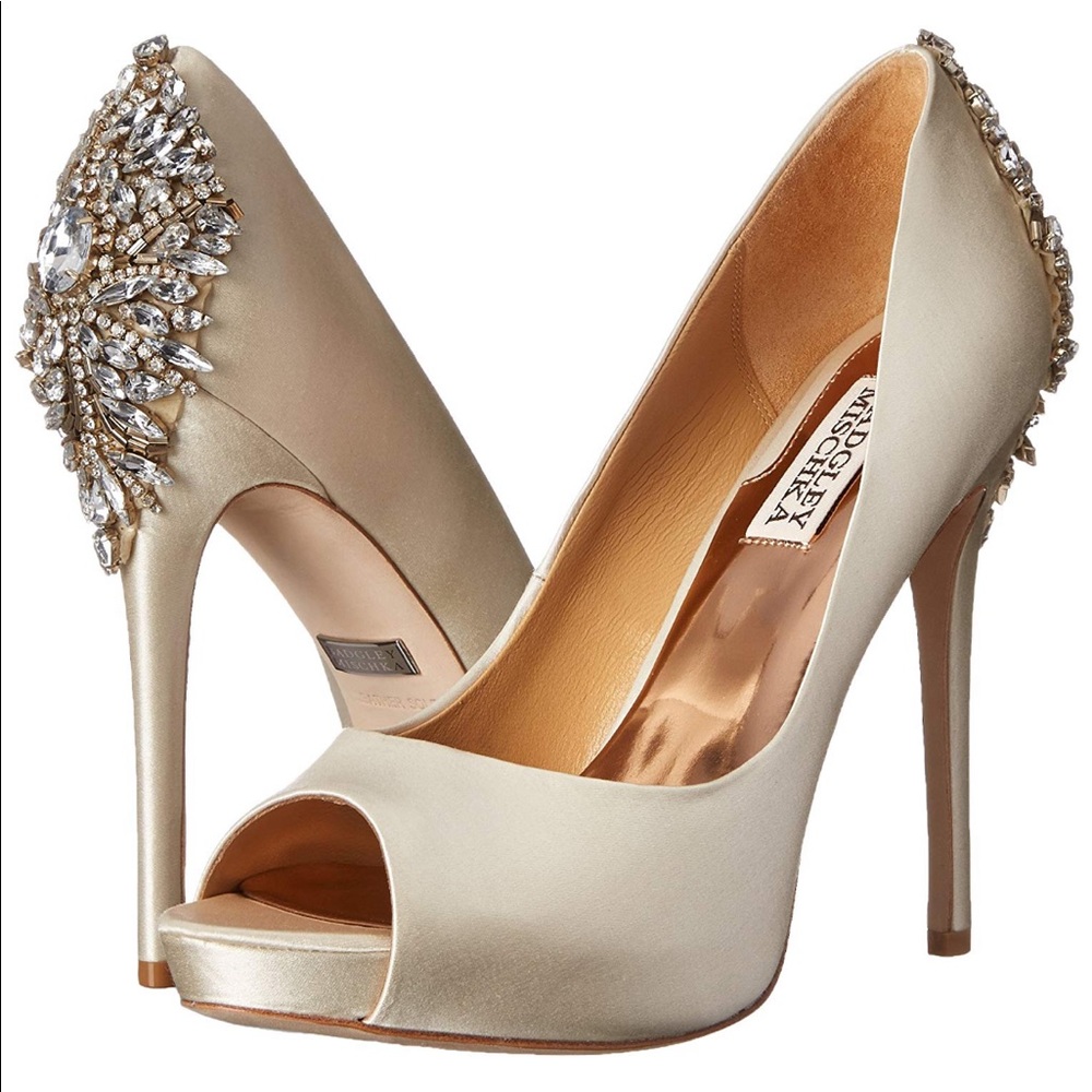 Badgley Mischka platform pumps size 9 Ivory